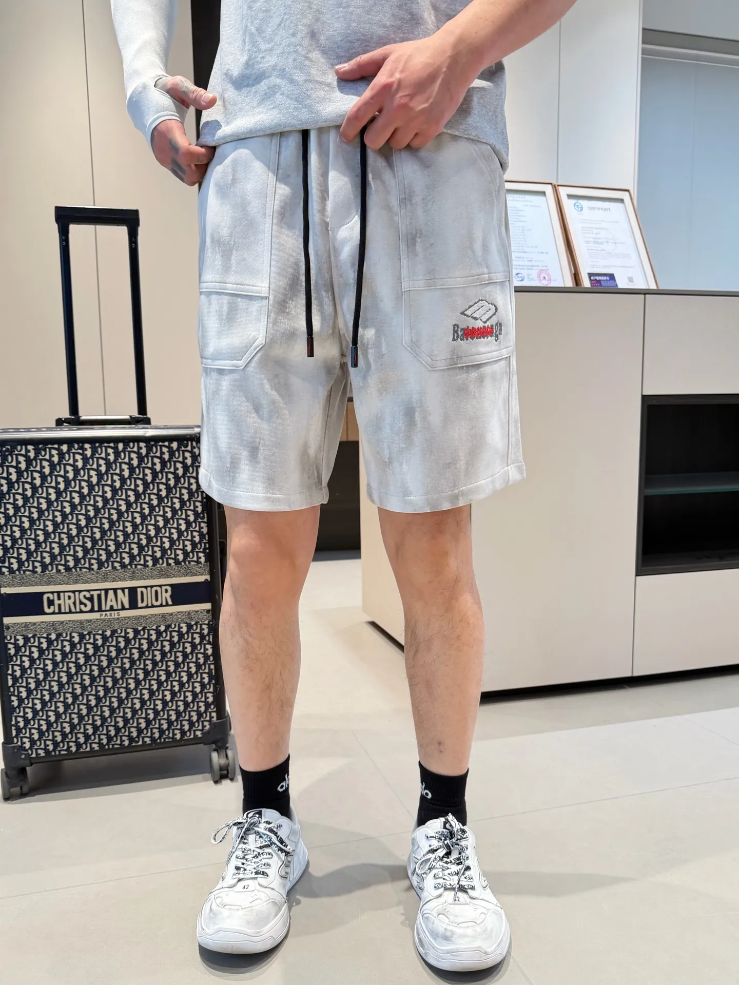 Balenciaga's three-standard complete 2026 summer New Arrival men's casual shorts, advanced custom-made Breathable fabric, Breathable fabric, extremely stretchy and comfortable, impeccable details, top-grade accessories, original logo design concept, delicate and soft feel! The upper body fit is awesome! Size: M-XXXL Please state your height and weight when ordering